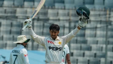 অভিষেকে সেঞ্চুরি করে রেকর্ড বইয়ে আজান